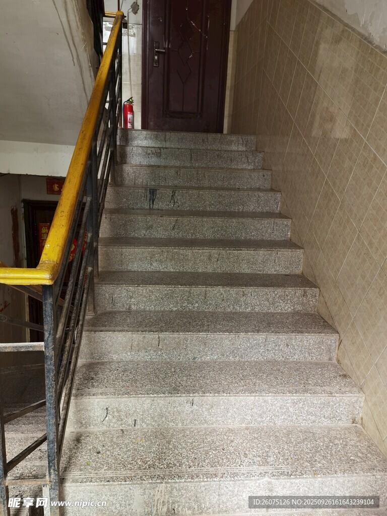 室內(nèi)水泥樓梯及黃色扶手