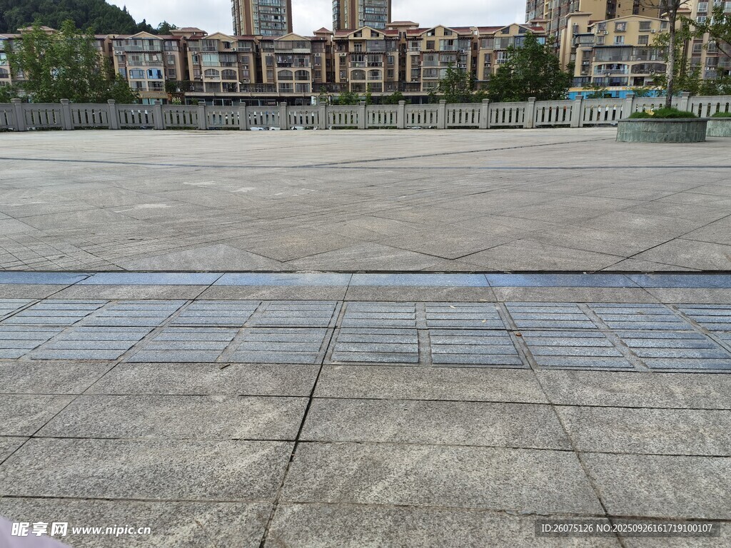空曠廣場與遠(yuǎn)處建筑景觀