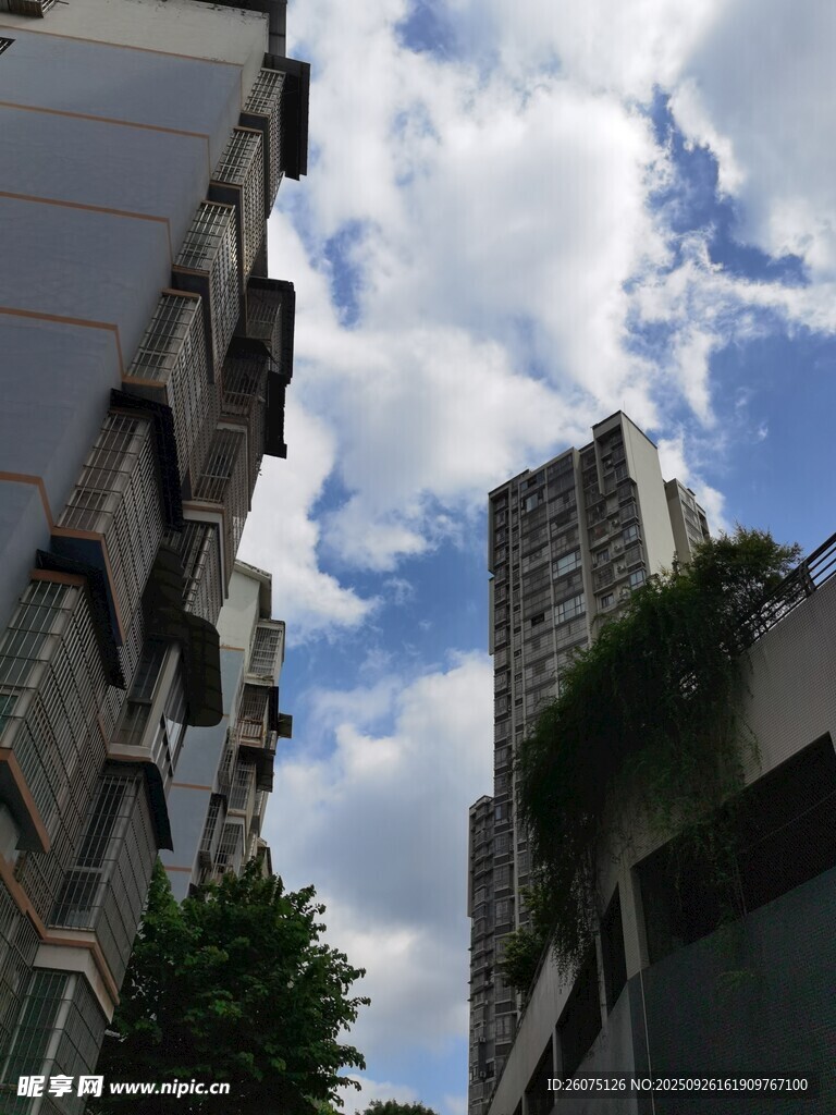 城市樓宇間的天空景致