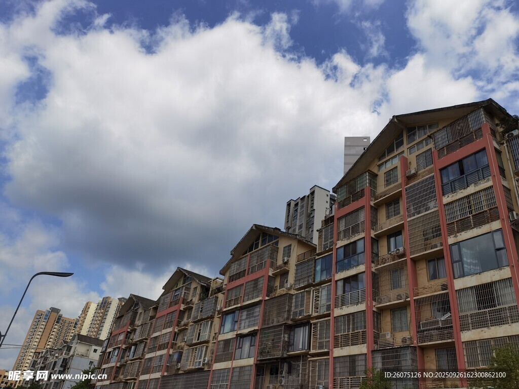 城市多彩建筑與藍天白云