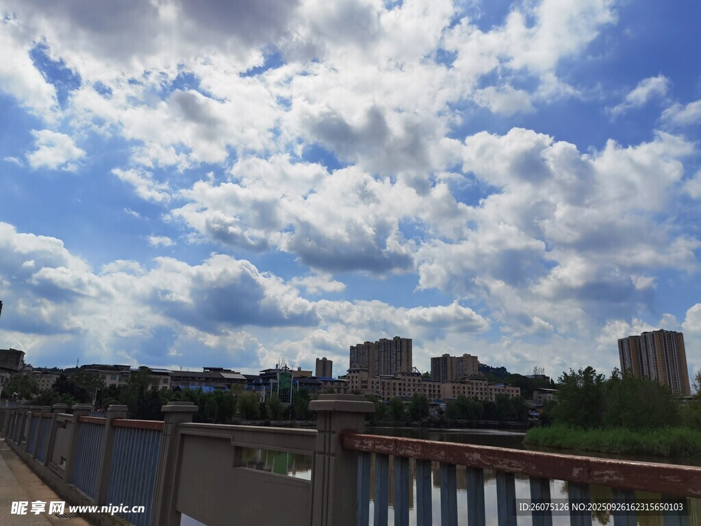 藍天白云下的城市遠景