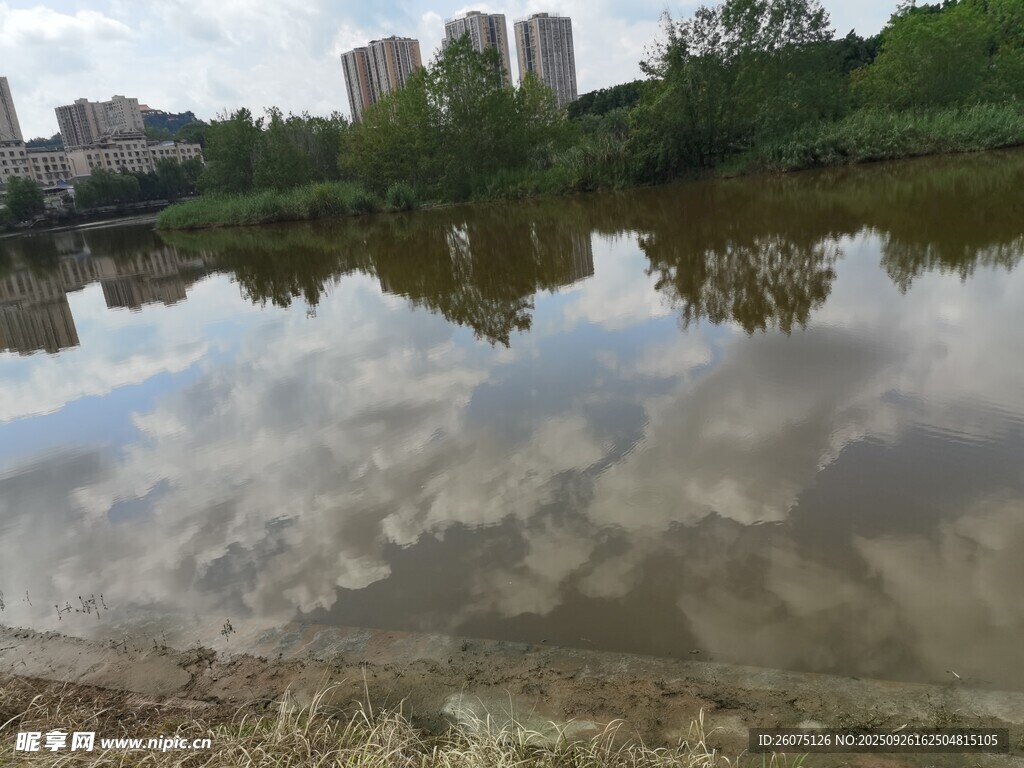 城市湖邊倒影景觀