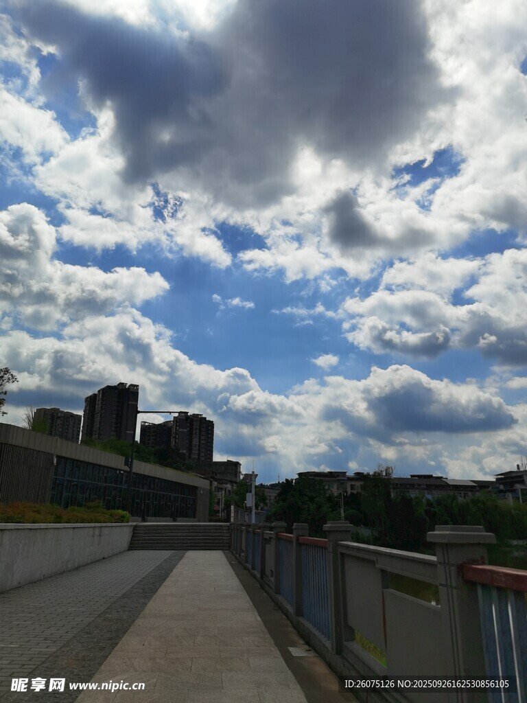 城市道路上的藍天白云景
