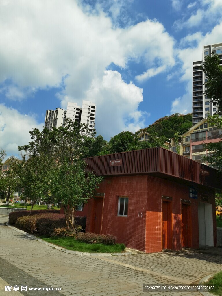 小區(qū)旁的紅磚小屋與高樓