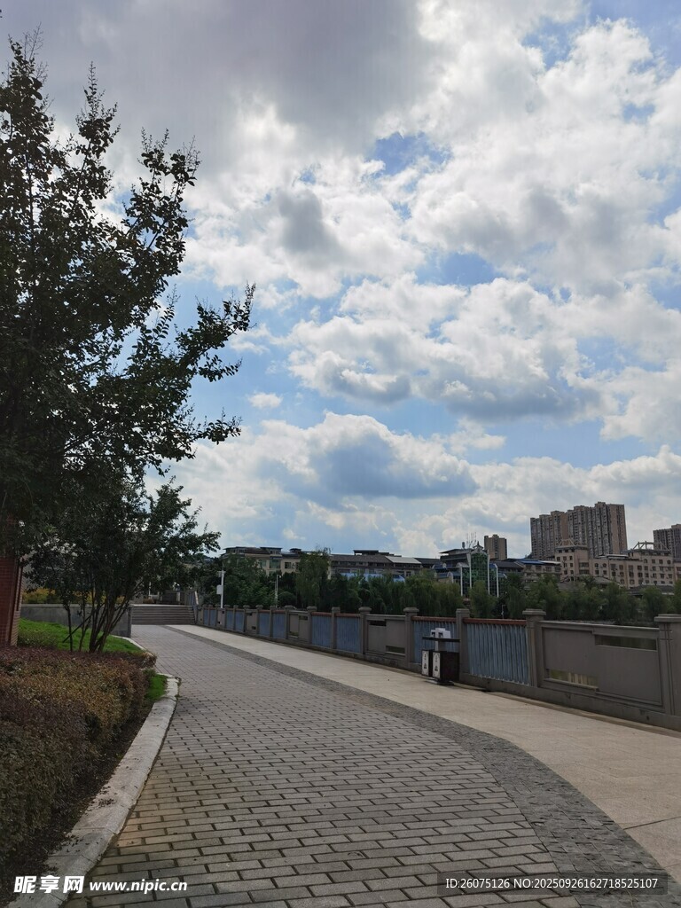 城市河畔的寧?kù)o步道