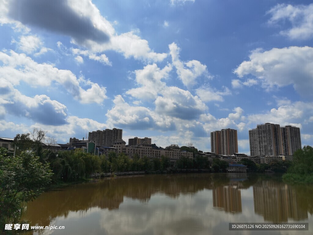 湖畔城市風光云影相映