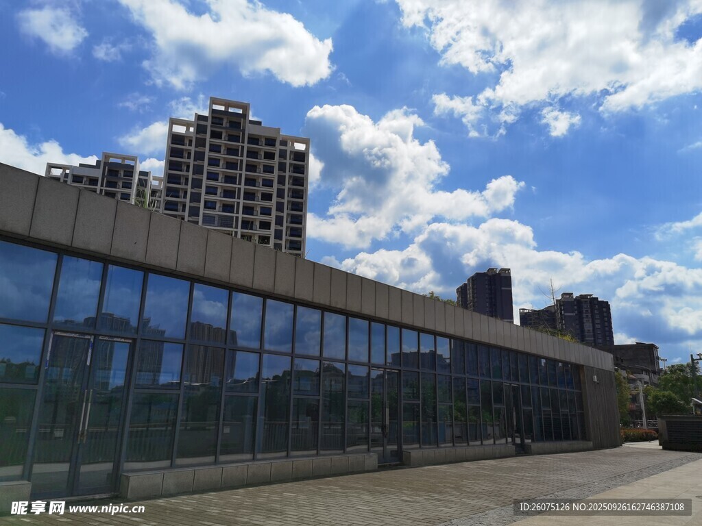 現(xiàn)代建筑與藍(lán)天白云景致