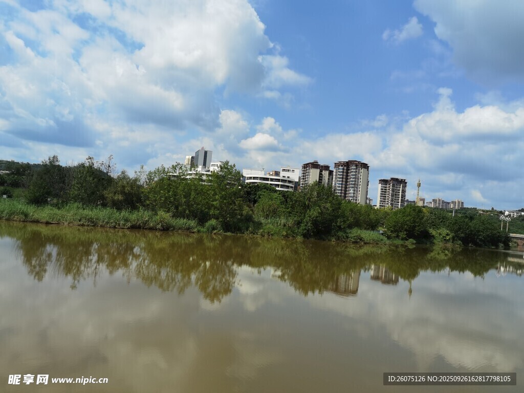 河畔城市風(fēng)光倒影美景