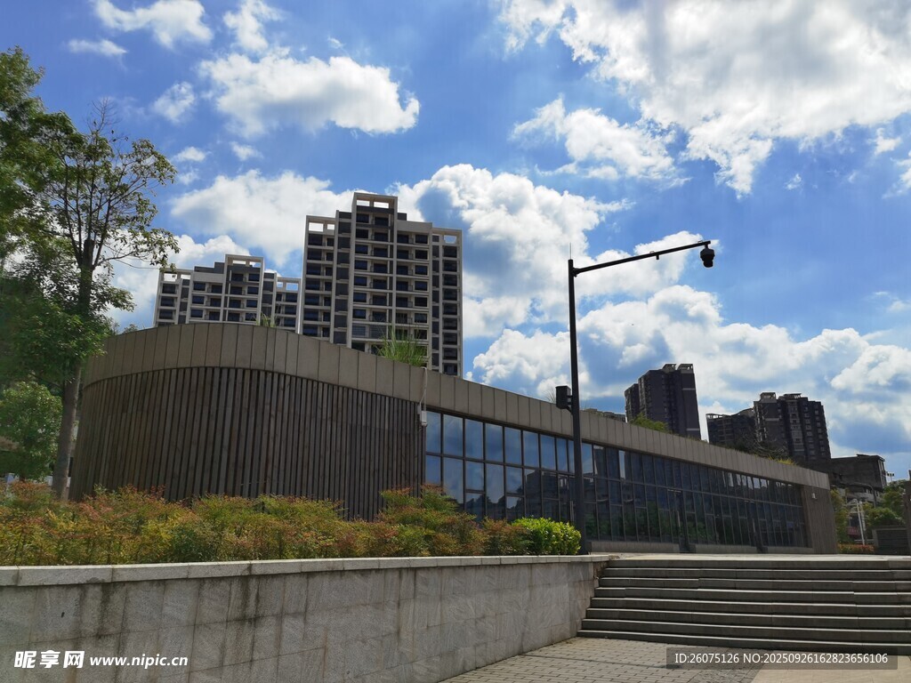 城市中現(xiàn)代建筑與藍(lán)天白云