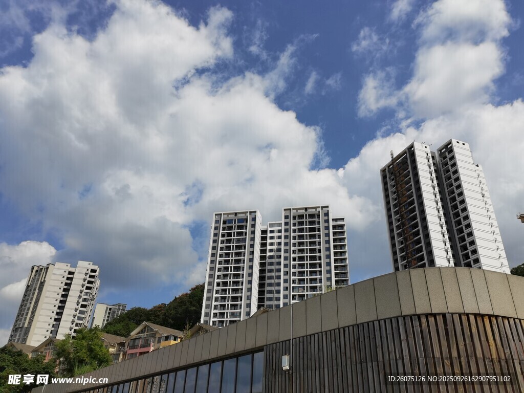 城市高樓與藍(lán)天白云景觀