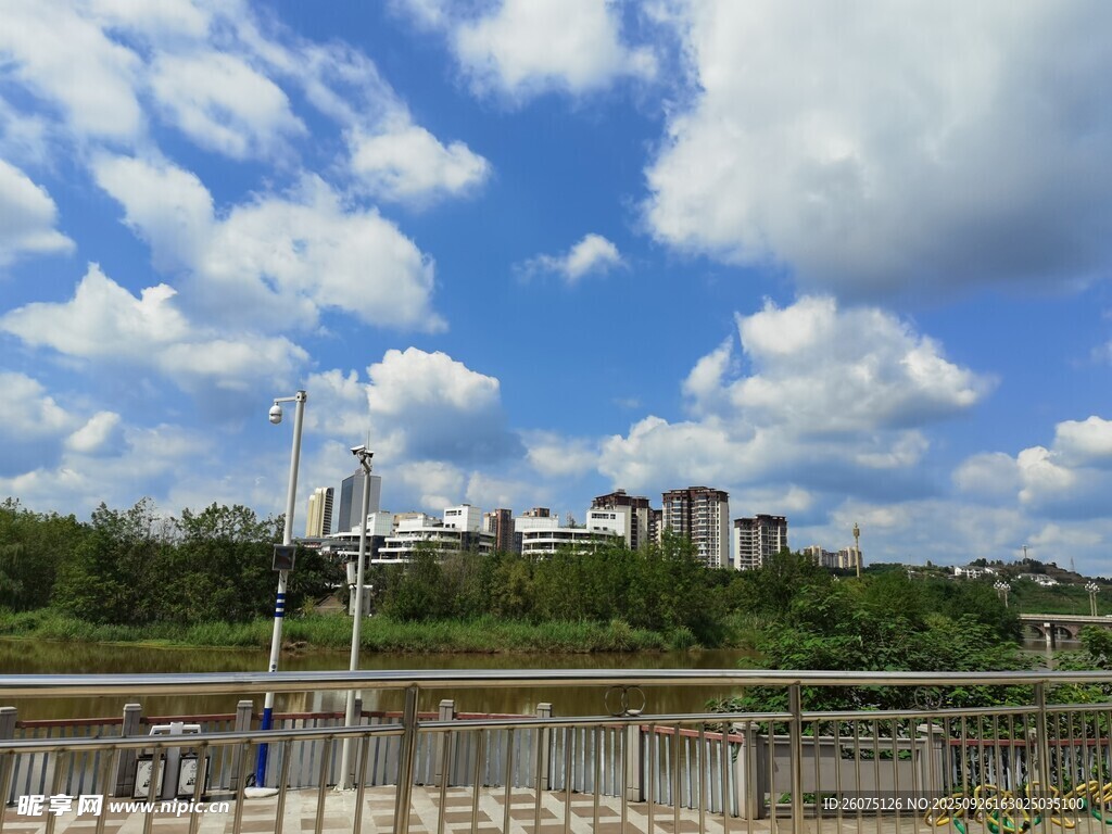 河畔藍(lán)天美景