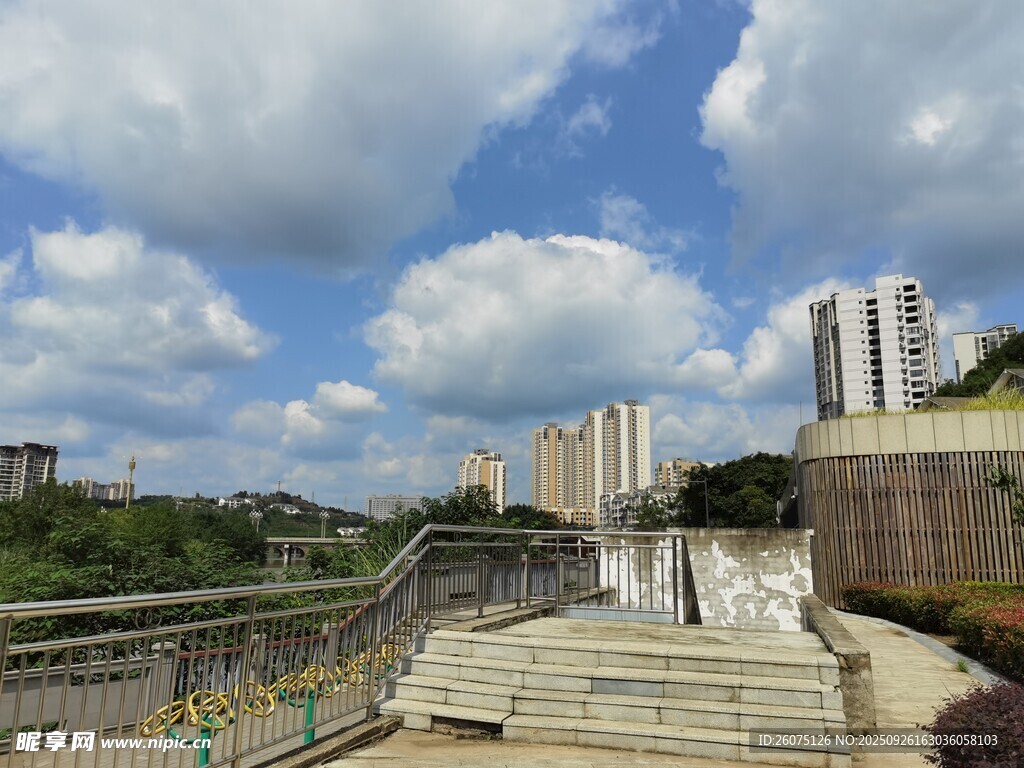 城市景觀中的藍(lán)天階梯
