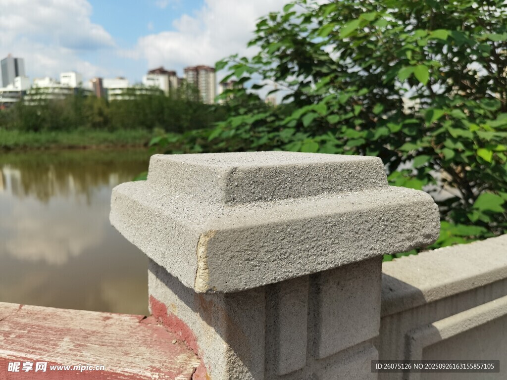 湖邊石欄景致