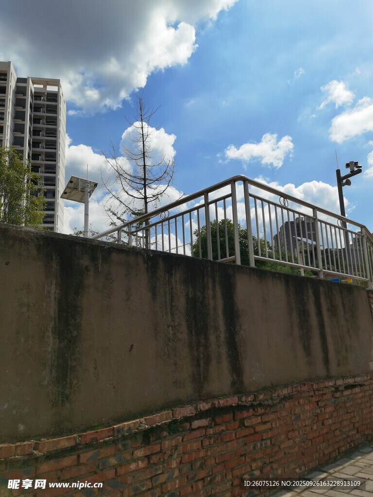 城市墻邊的天空與護(hù)欄