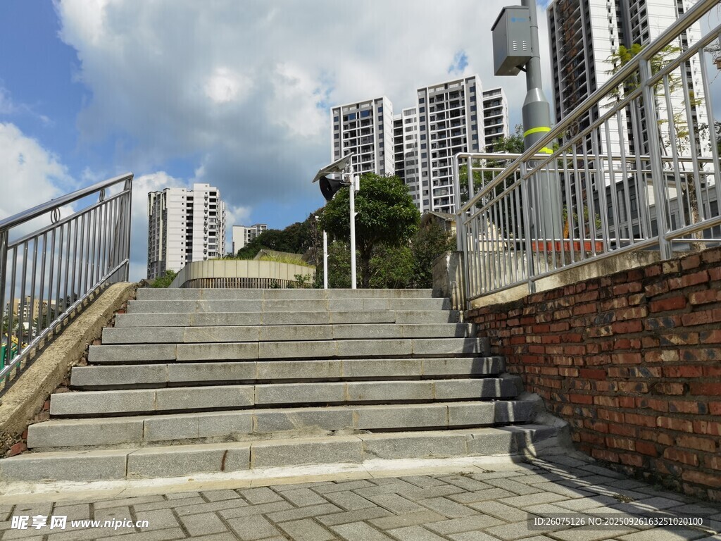 城市中的石階步道景觀