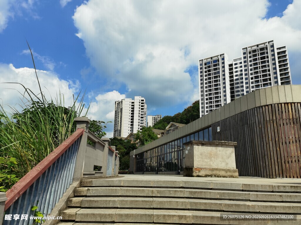 城市階梯旁的高樓與藍(lán)天