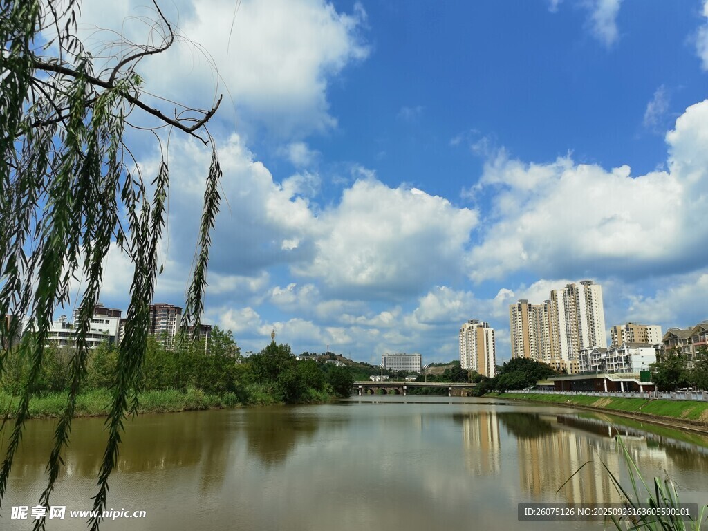 河畔城市風(fēng)光藍(lán)天碧水相伴