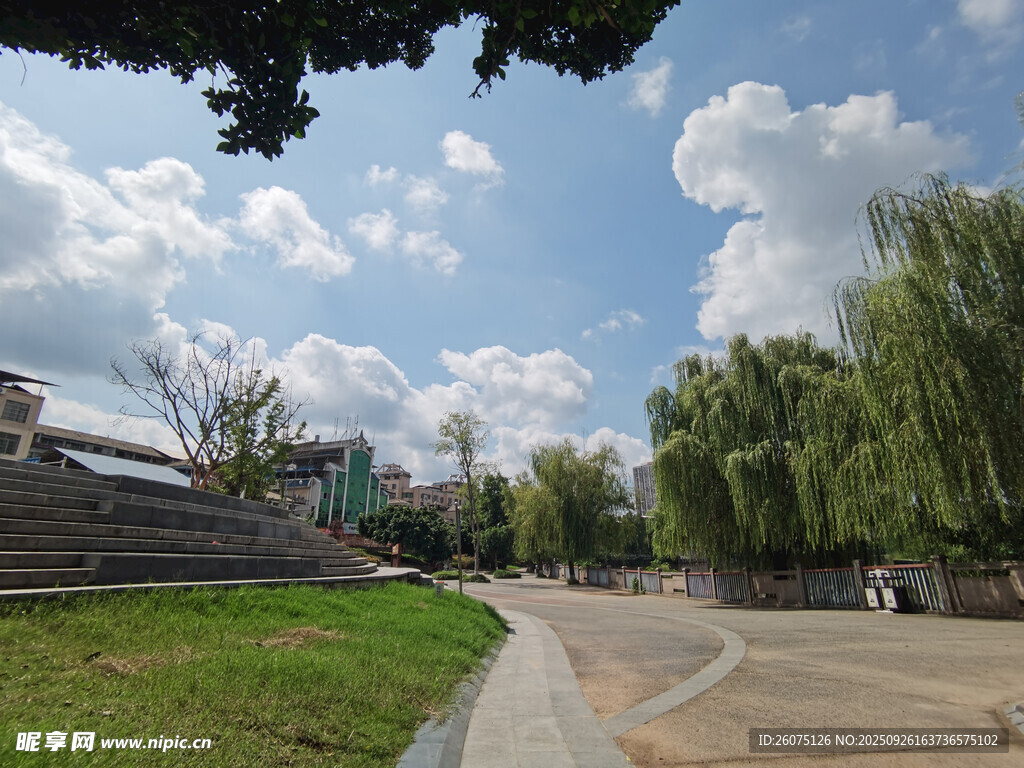 城市公園中的寧靜步道