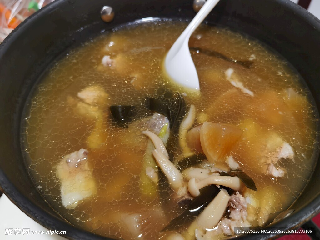 香濃雞湯鍋中煮
