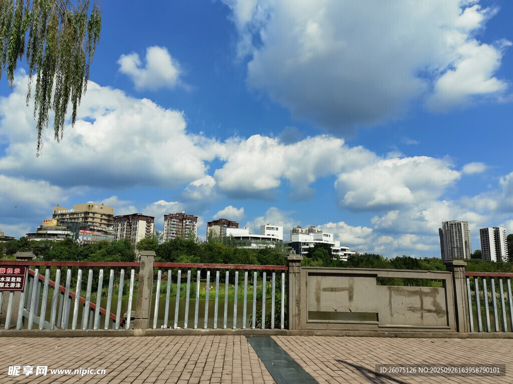 河畔藍(lán)天美景