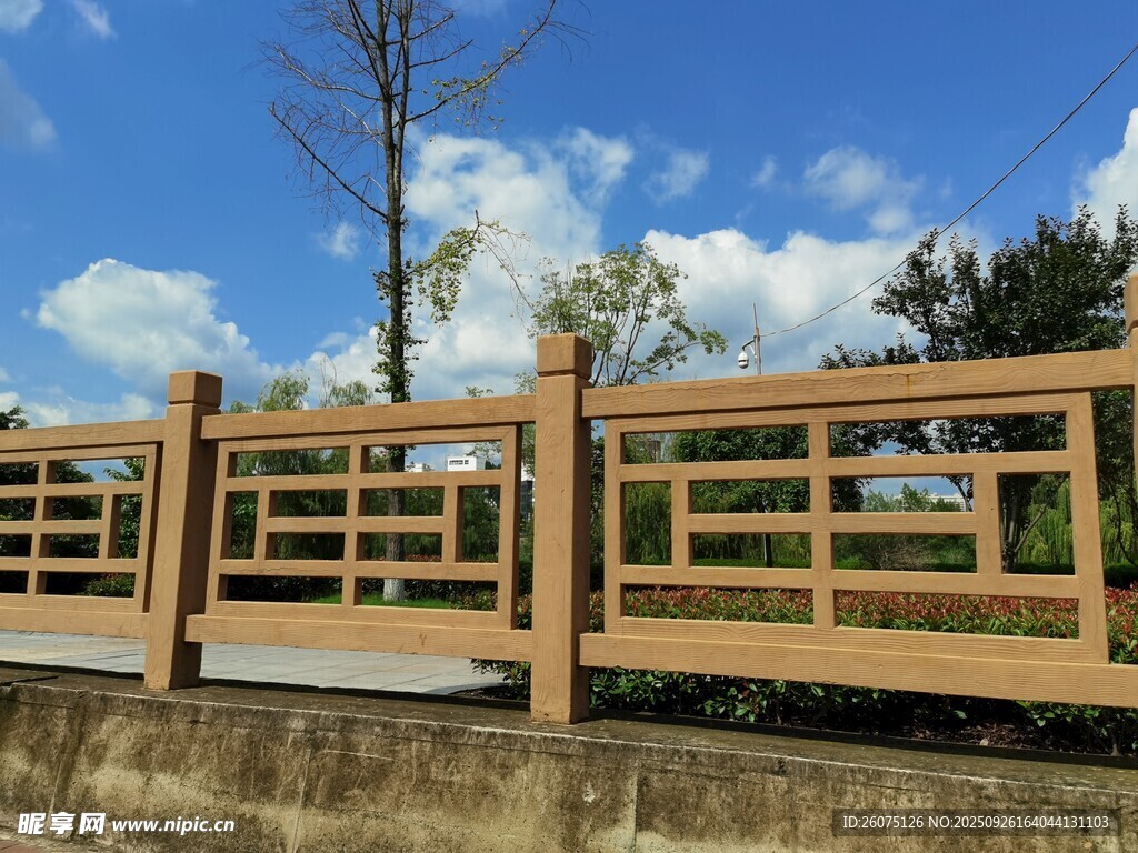 木質(zhì)護(hù)欄景觀