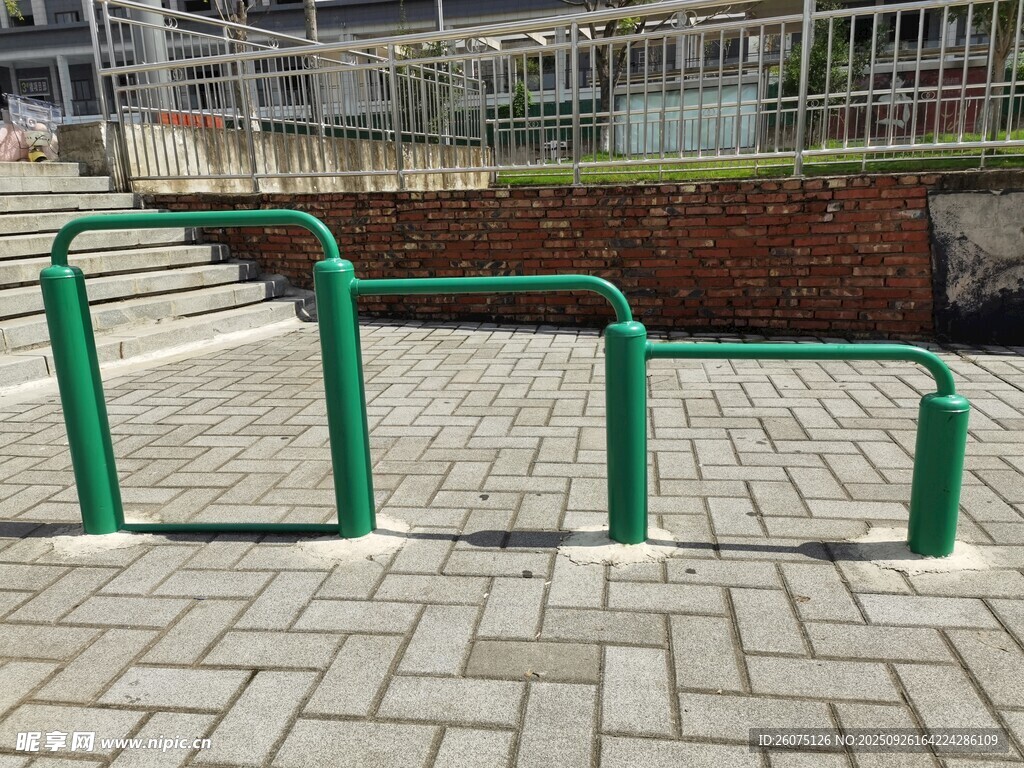 綠色戶外自行車停放架