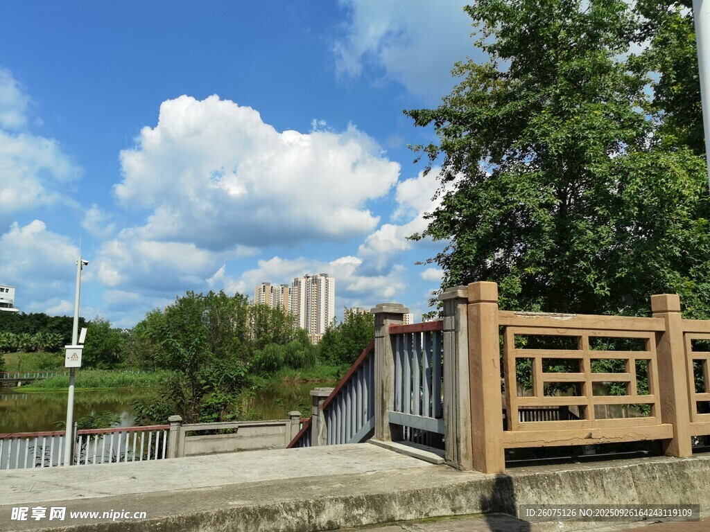 河畔木欄風(fēng)景