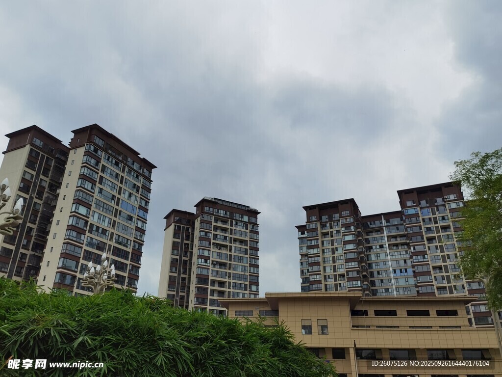 高層住宅樓與綠植景觀