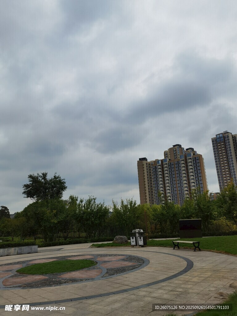 城市公園與遠(yuǎn)處高樓景觀