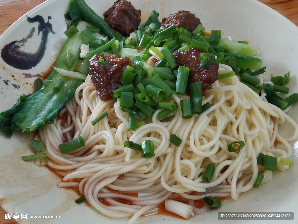 美味蔥花牛肉拌面條