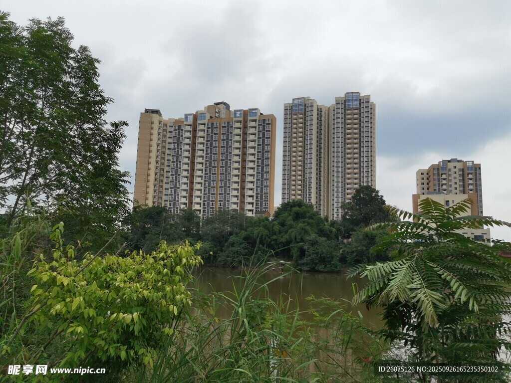 城市綠植環(huán)繞的高層住宅