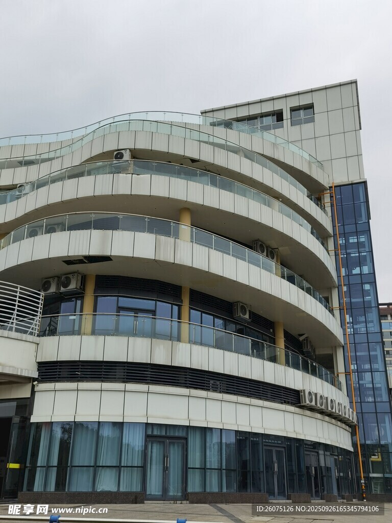 現(xiàn)代弧形外觀的多層建筑
