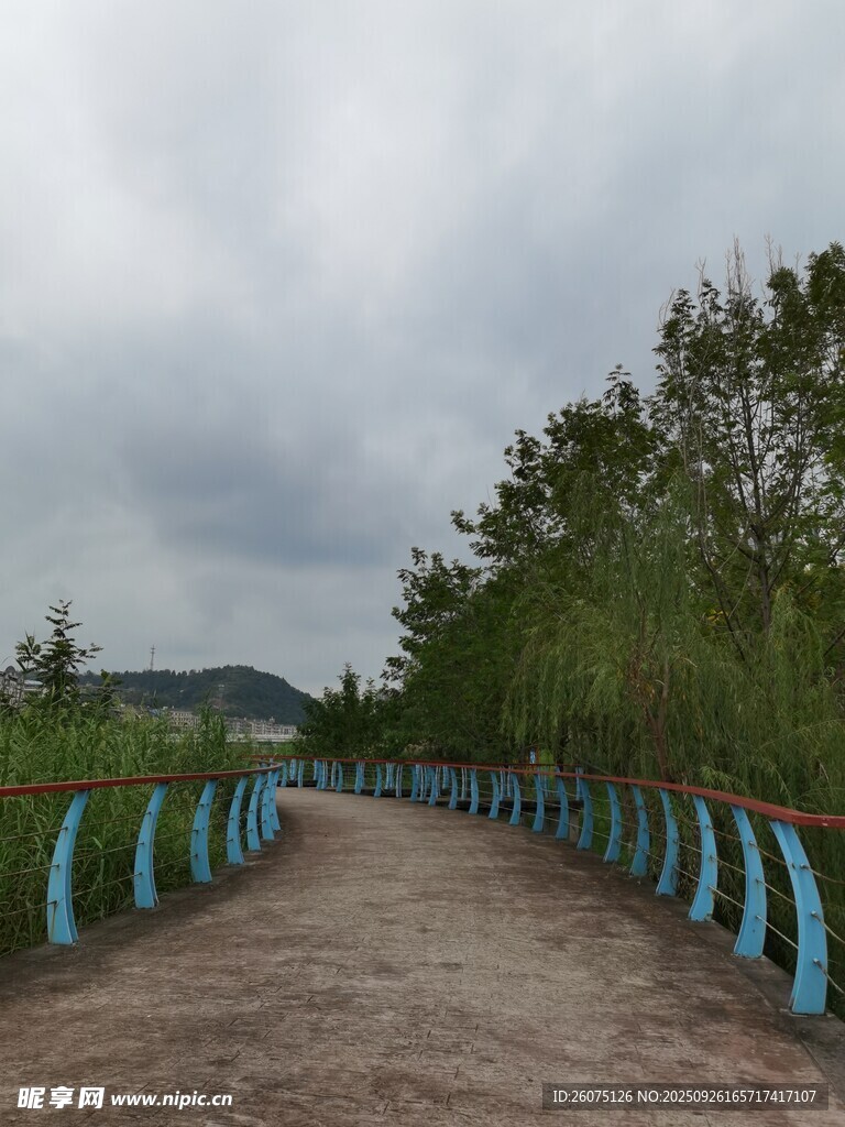 鄉(xiāng)間彩色護(hù)欄小路風(fēng)景
