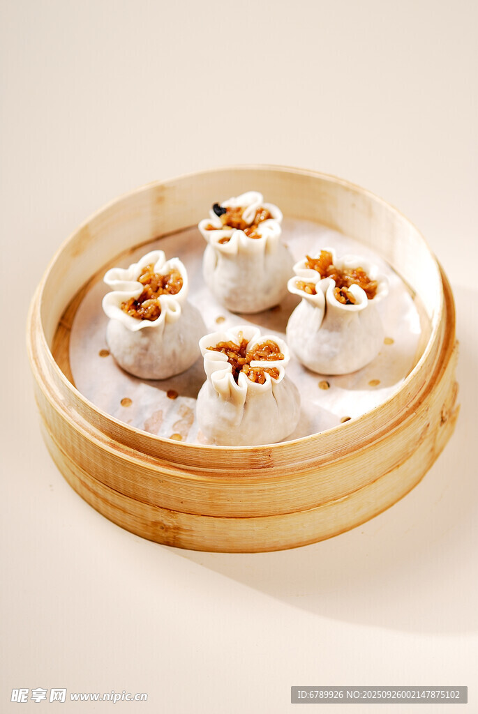 竹制蒸籠里生燒麥