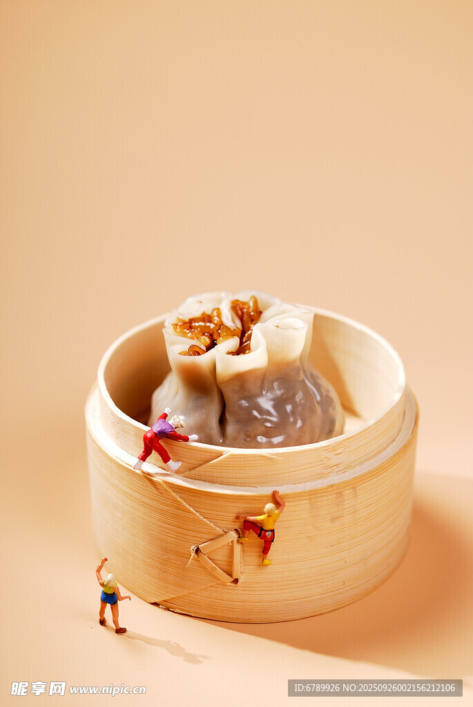 竹制蒸籠里的美味燒麥
