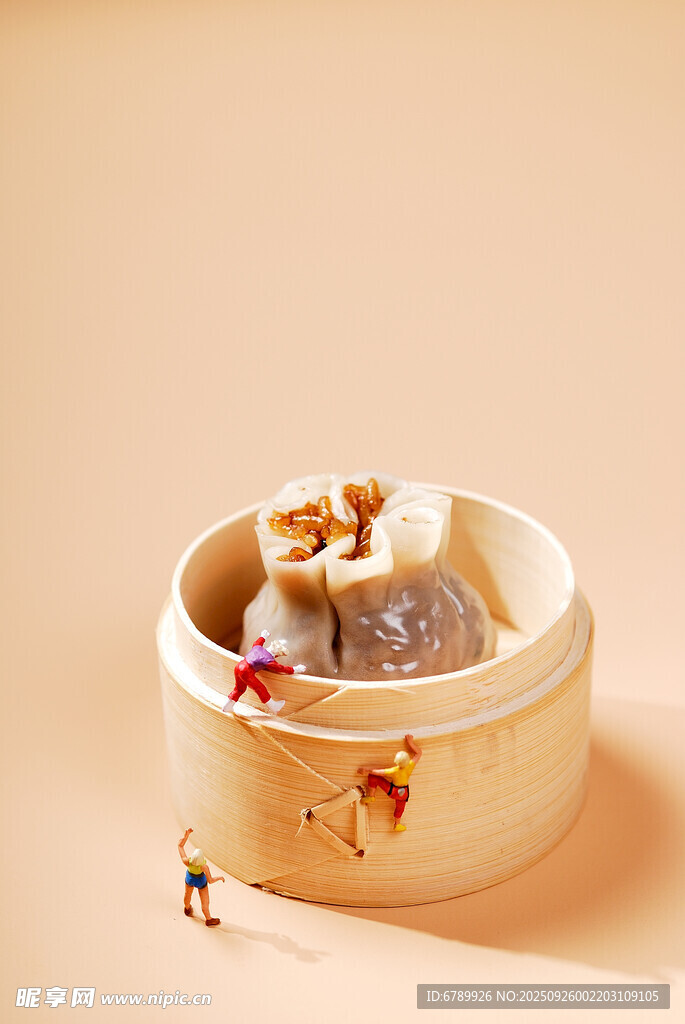 精致燒麥置于古樸蒸籠中