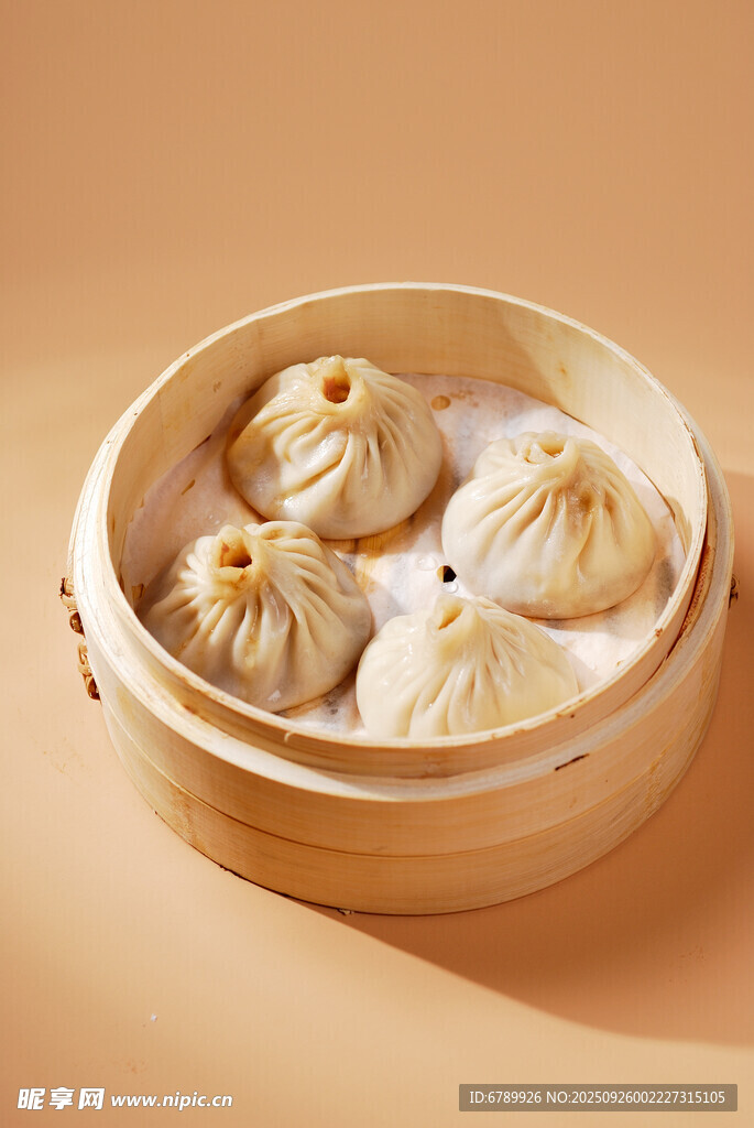 竹制蒸籠里的美味小籠包