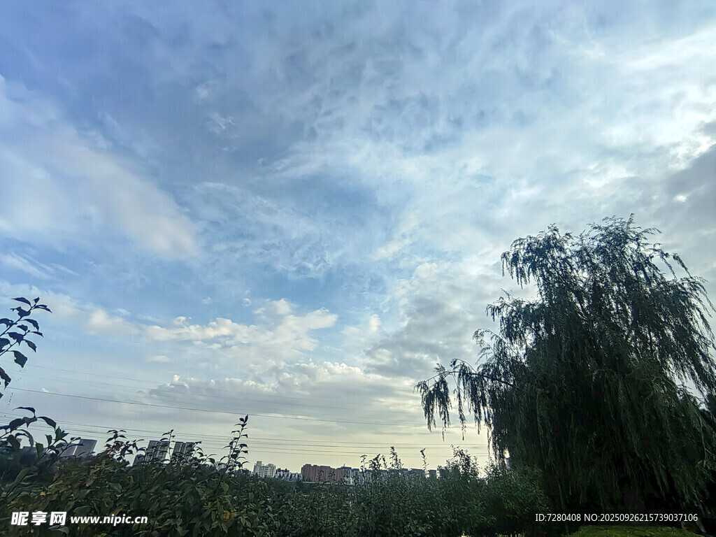 藍天白云下的自然景致
