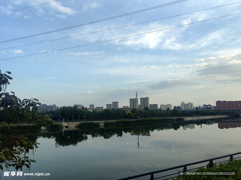 湖畔城市風(fēng)光藍(lán)天