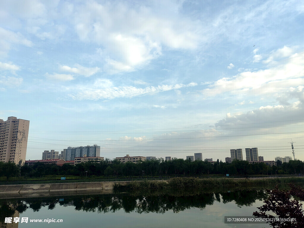 城市湖畔風(fēng)光藍天