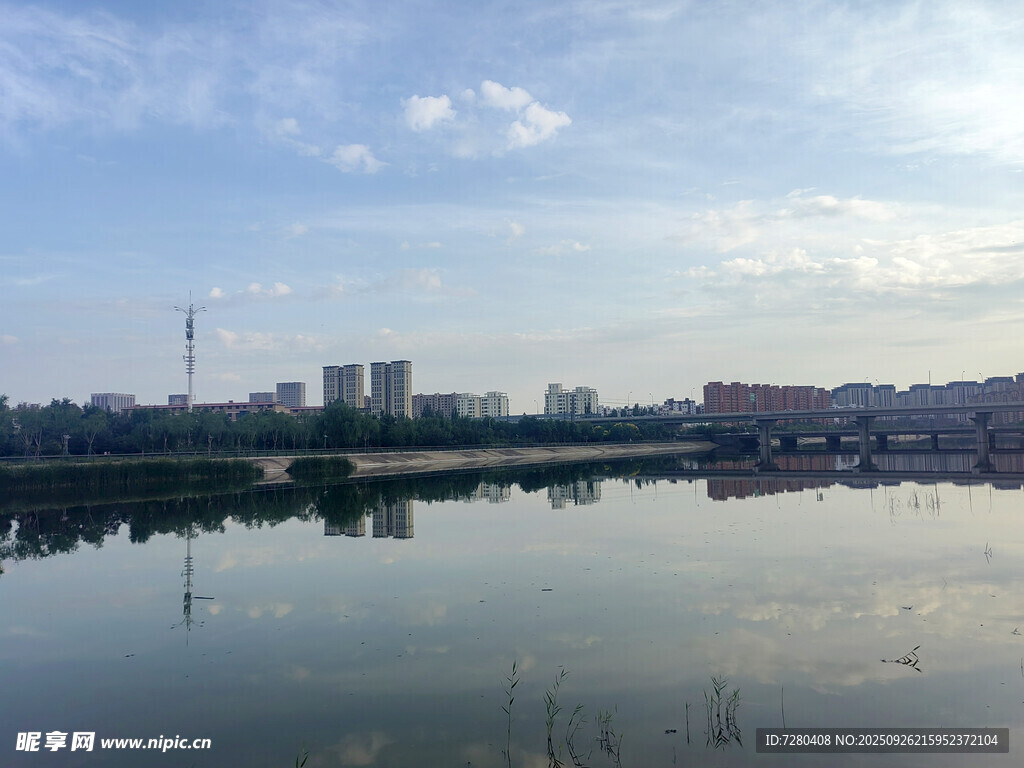城市湖畔風(fēng)景藍(lán)天白云
