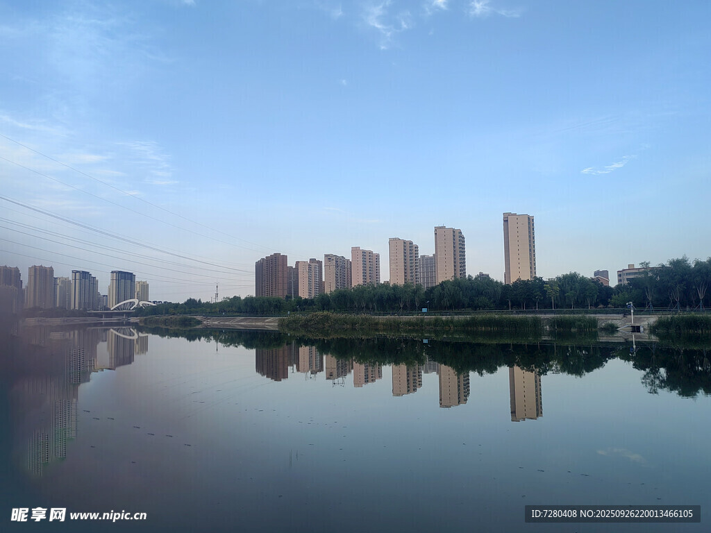 湖畔高樓倒影美景