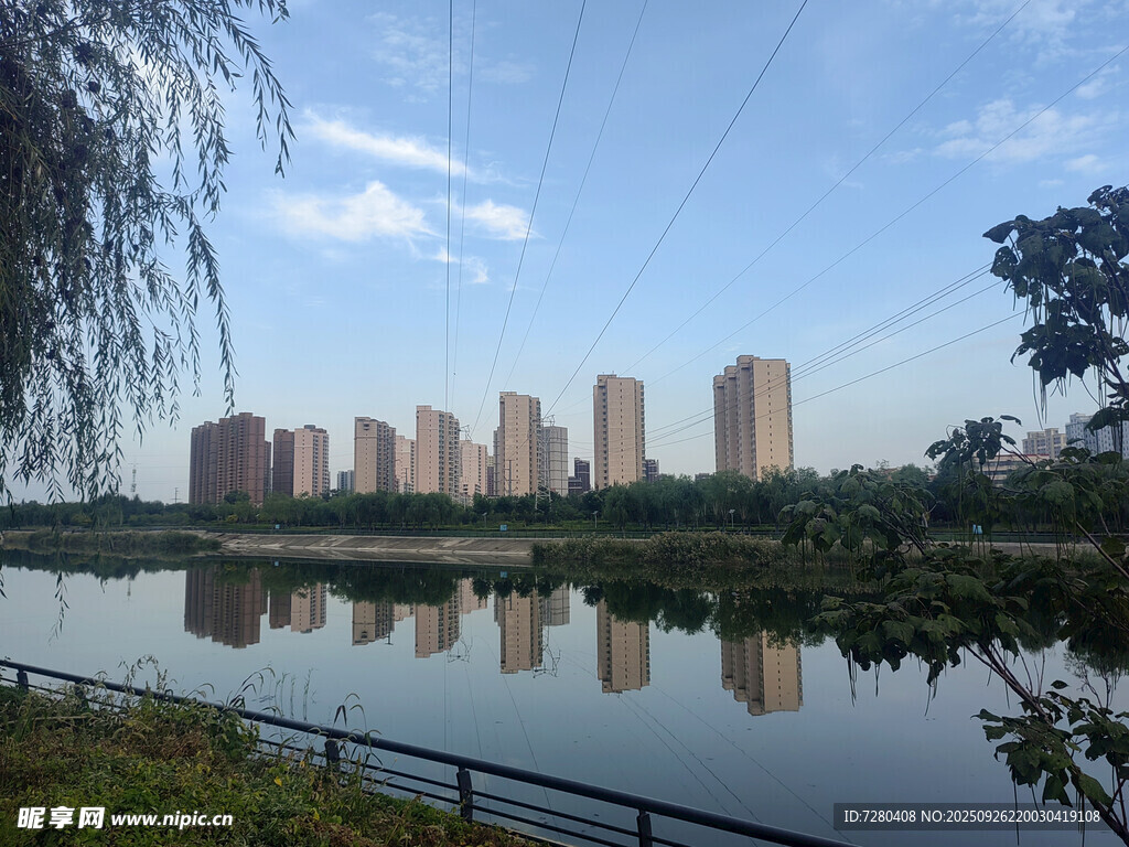 湖畔高樓倒影美景
