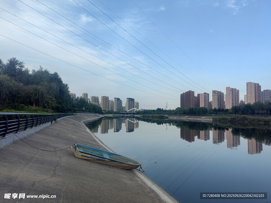 河畔風(fēng)光小船靜泊于水邊