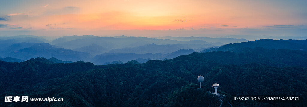 山間日落美景