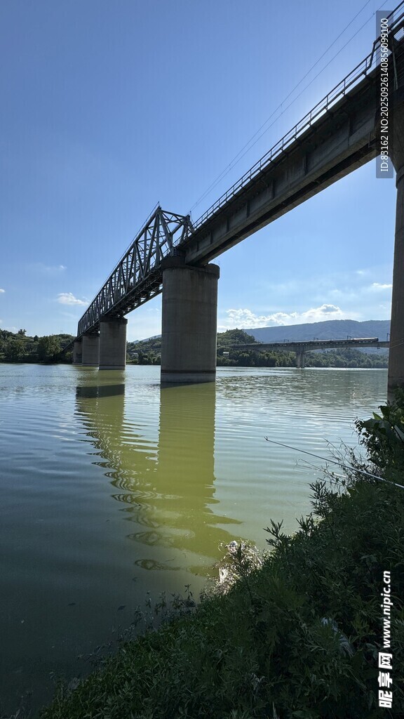河畔橋梁風(fēng)景