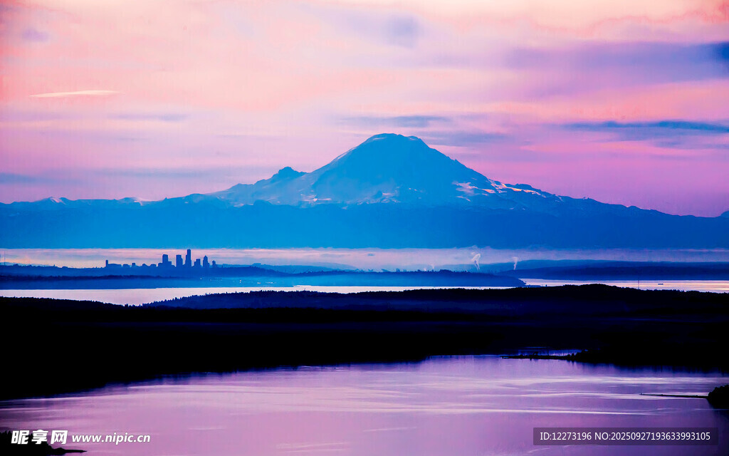 夢(mèng)幻湖畔的壯麗遠(yuǎn)山景色