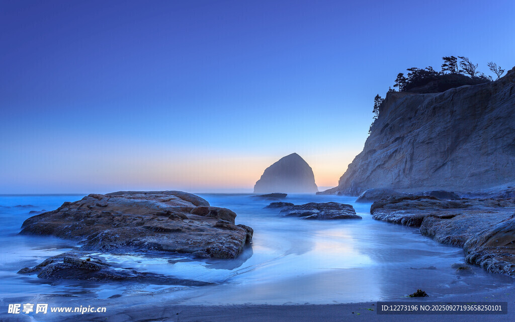 黃昏下的寧靜海濱美景