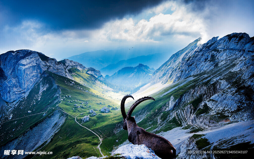 高山之巔的壯美風(fēng)景