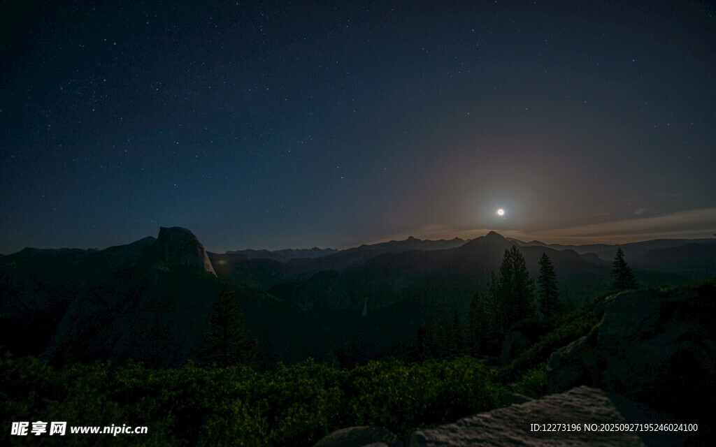 月夜下的山巒美景